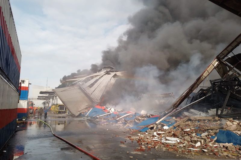 Petugas dari BPBD Kabupaten Tangerang saat berupaya memadamkan api yang membakar bangunan pabrik makaroni di Kawasan Industri Jatake, Cikupa, Tangerang (HO/BPBD Kabupaten Tangerang)