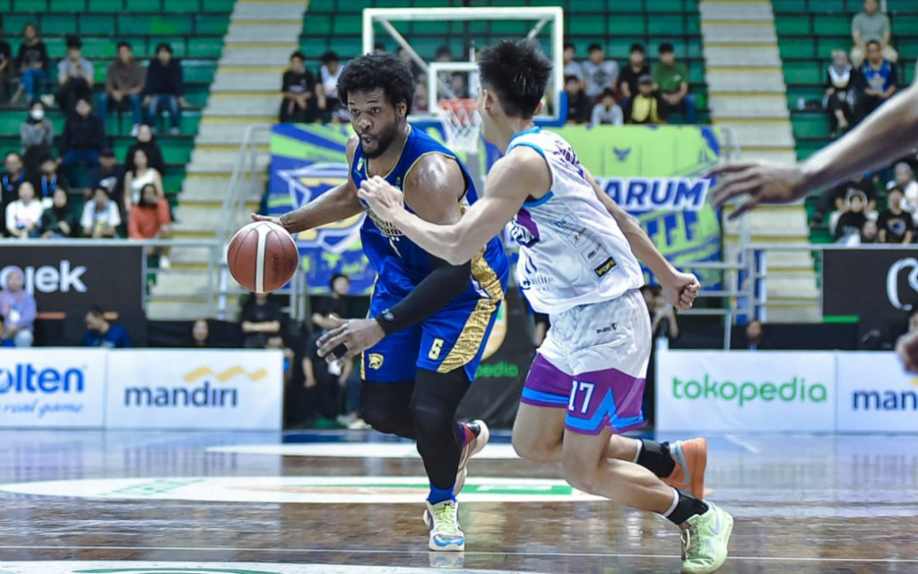 Suasana pertandingan Prawira Harum Bandung vs Amartha Hangtuah Jakarta (dok. IBL)