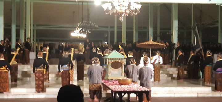 Kaesang Pangarep Ikuti Kirab Pusaka Malam 1 Sura Pura Mangkunegaran