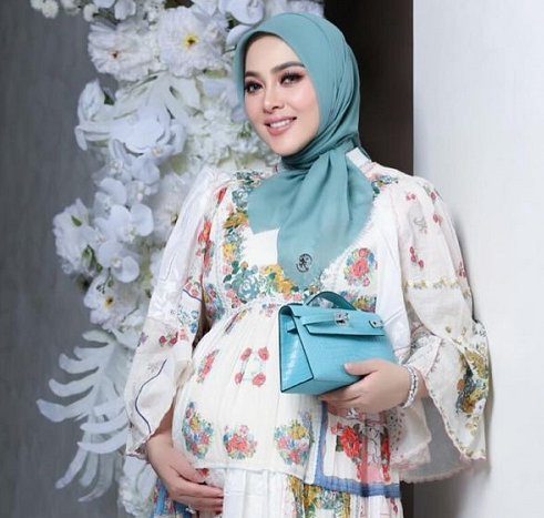 Tampilan anggun Syahrini memamerkan kehamilannya yang kini berusia 8 bulan. (Foto: Dok. Instagram/@princessyahrini)