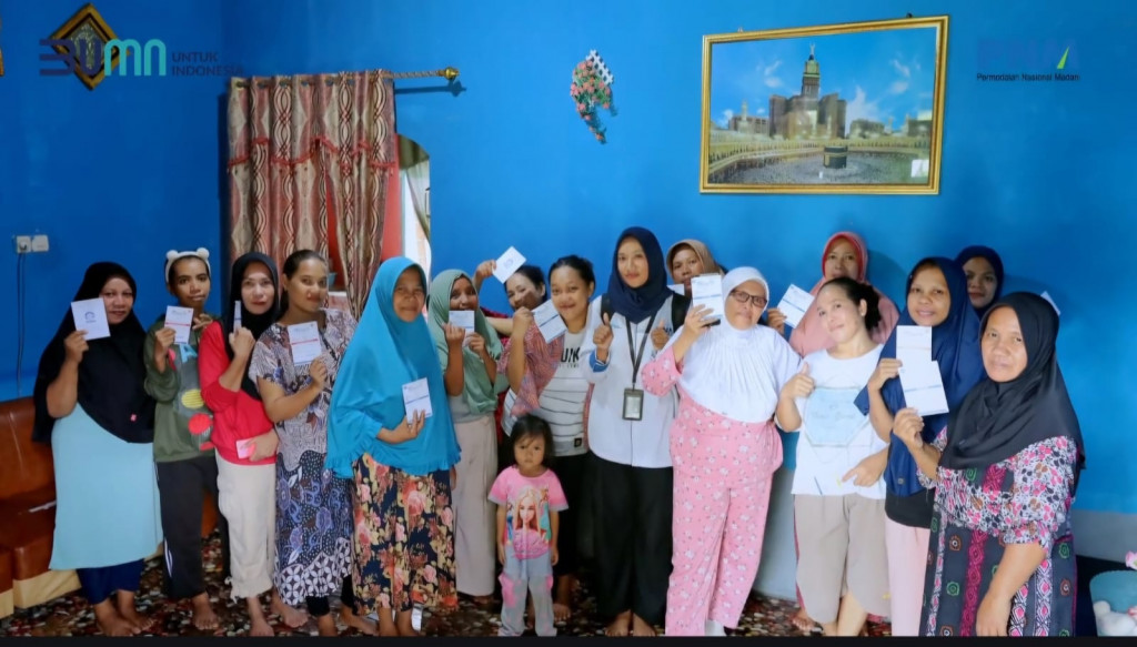 Fahira bersama para ibu prasejahtera yang ingin berubah dengan ikut PNM Mekaar. Dok. Ist