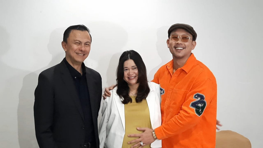 Denny Sumargo dan Olivia bersama Dr. Arie Polim (Foto: instagram)