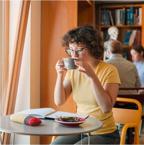 konsumsi kafein yang berlebihan, yang terdapat dalam teh dan kopi, dapat merangsang sistem saraf dan mengakibatkan ketergantungan fisiologis. Ilustrasi-Freepik