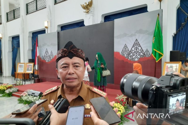 Sekda Jabar Herman Suryatman memberikan keterangan di Gedung Sate Bandung, Senin (8/7/2024). (ANTARA/Ricky Prayoga)