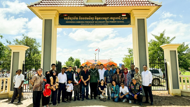 Bersama Komunitas RI di Kamboja, KBRI Phnom Penh Renovasi Sekolah Persahabatan