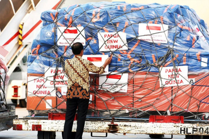 Momen Jokowi Lepas Bantuan Kemanusiaan ke Papua Nugini dan Afghanistan