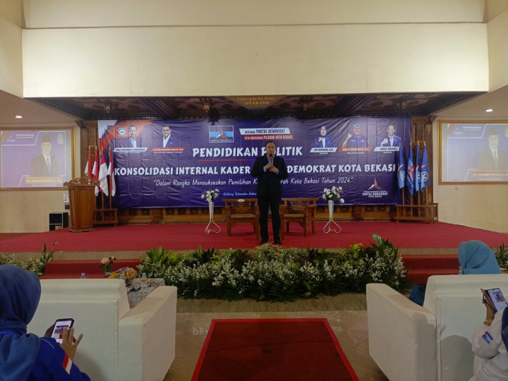 Demokrat Berikan Surat Tugas ke Mochtar Muhamad dan Tri Adhianto Maju Pilwakot Bekasi