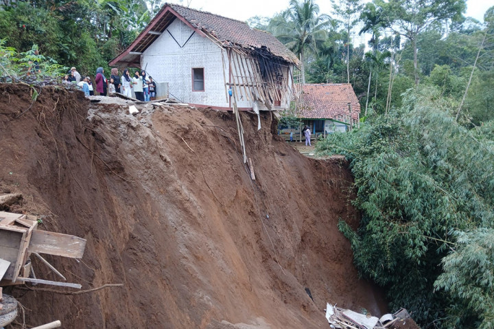 Pergerakan Tanah di Desa Neglasari, 8 Rumah Rusak Berat, Puluhan Lainnya Terancam