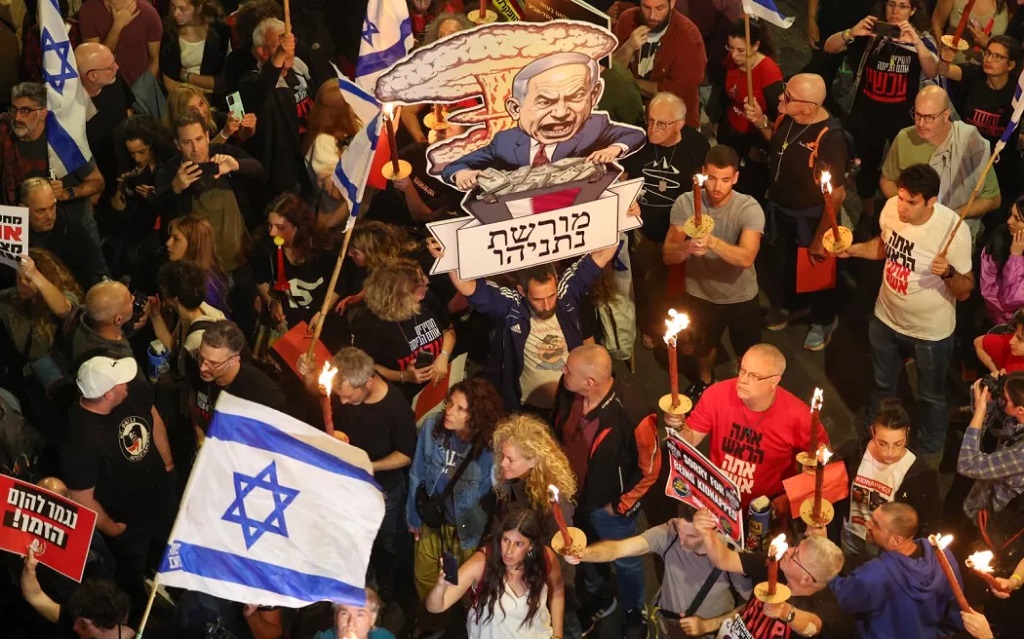 Ribuan warga Israel berunjuk rasa di Tel Aviv dalam mendesak Netanyahu segera menyepakati perjanjian dengan Hamas agar para sandera bisa dipulangkan. (AFP)