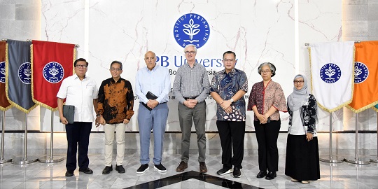 Profesor Stanford University Tekankan Pentingnya Blue Food dalam Kuliah Umum di IPB
