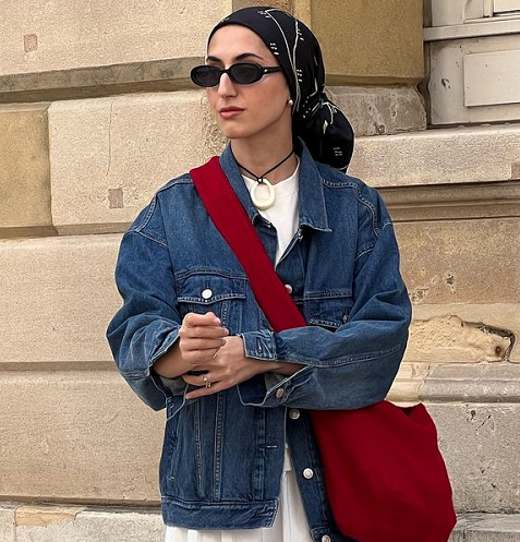 Jaket denim dikenal serbaguna. Ini cocok dengan berbagai pakaian, termasuk gaun.  (Foto. Dok: Instagram/@modestmira)
