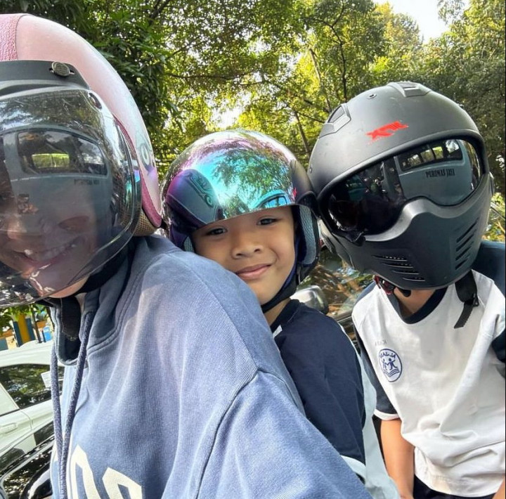 Antar Anak Sekolah Naik Motor Bonceng 3, Zaskia Adya Mecca Tuai Pujian Netizen