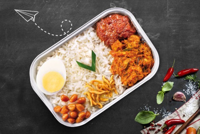 AirAsia memberikan pengalaman makan bersama di atas ketinggian 36.000 kaki. Kuy, coba! (Foto: Dok. AirAsia)