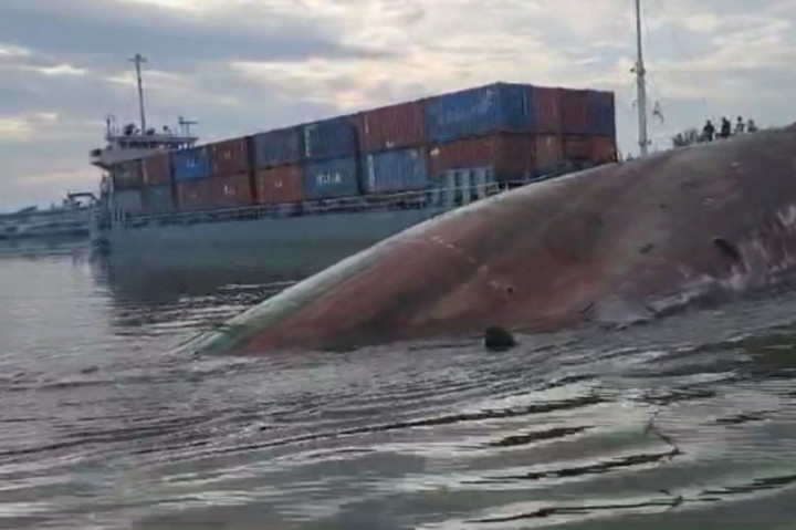 Kapal Angkut Ribuan Ton Pupuk Terbalik di Pangkalpinang