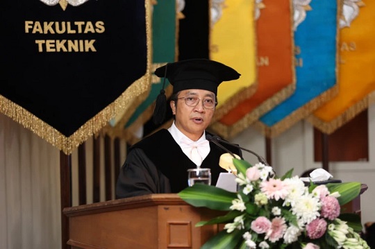 Teliti Bioresource, Prof. Sang Kompiang Wirawan Dikukuhkan Sebagai Guru Besar UGM