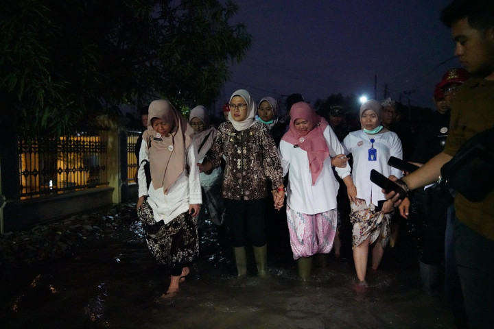 Bupati Indramayu Tinjau Banjir di Desa Gelarmandala, Tim Kesehatan Diterjunkan