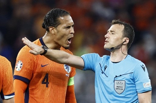 Virgil van Dijk Kritik Penalti yang Diberikan untuk Inggris