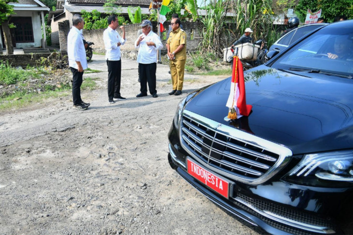 Momen Jokowi Turun dari Mobil dan Cek Jalan Rusak di Lampung Selatan