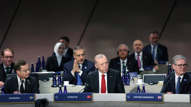 Erdogan: Barat Tambah Bara Api ke Perang Rusia-Ukraina