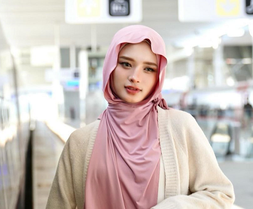 5 Inspirasi Gaya Hijab Kasual ala Selebgram, Simple dan Cocok untuk Sehari-hari