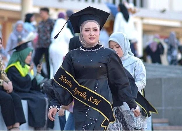 Membagi Waktu Antara Belajar dan Mengajar, Novita Raih IPK Sempurna di S2 Unesa