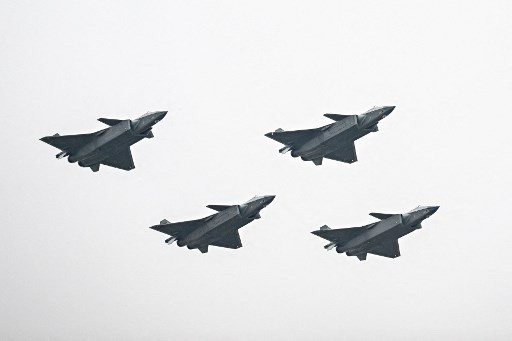 Manuver jet tempur Tiongkok. Foto: AFP