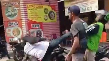 Viral Driver Ojol di Bekasi Ditendang Debt Collector