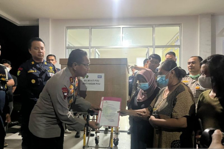 Kapolda Gorontalo Serahkan Jenazah Korban Longsor Tambang Emas kepada Keluarga