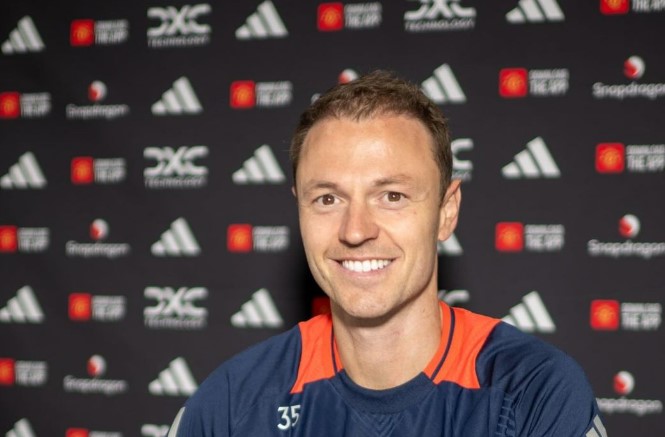 Manchester United Tambah Kontrak Jonny Evans
