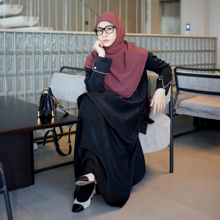 Top Berita Gaya: Inspirasi Gaya Hijab Kasual Selebgram hingga Manfaat Jalan Kaki