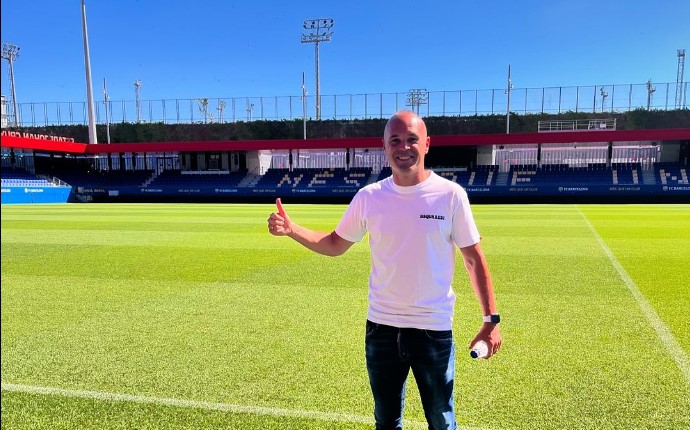 Iniesta Bermimpi Latih Barcelona