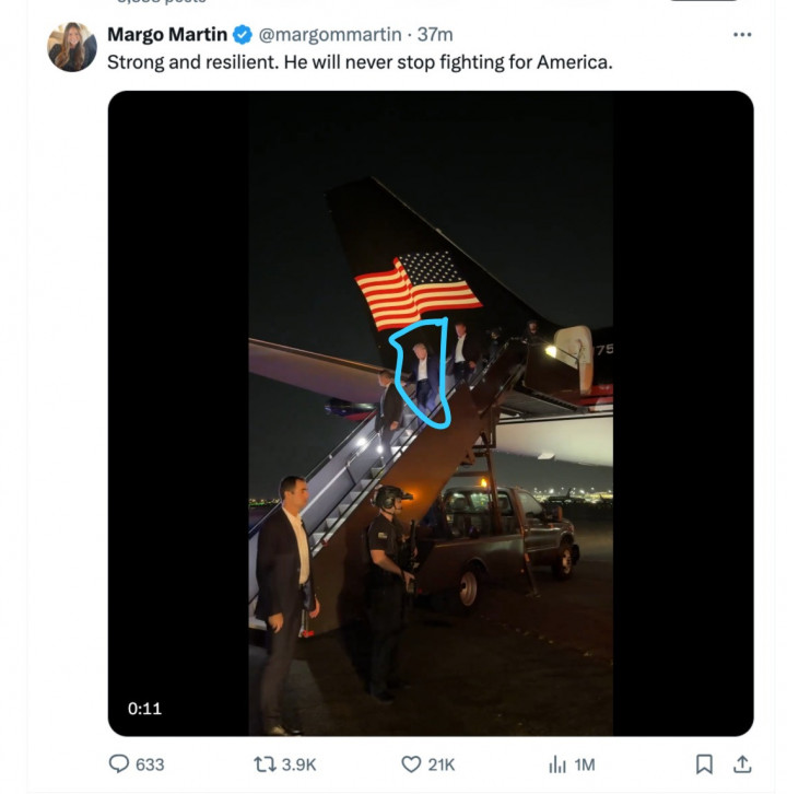 Ini Penampakan Donald Trump Berjalan Turun dari Pesawat usai Ditembak