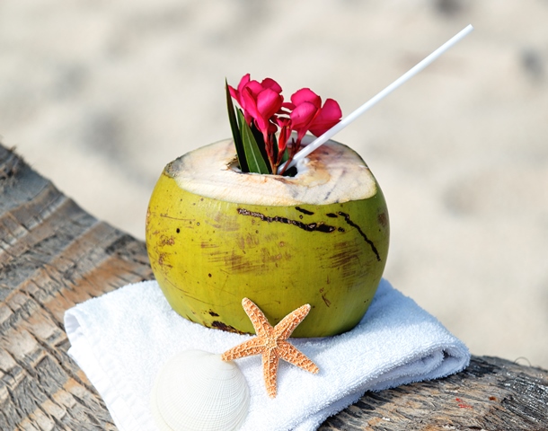 5 Manfaat Air Kelapa untuk Kesehatan Kulit, Salah Satunya Antipenuaan!