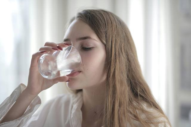Minum air putih yang cukup juga dapat membantu membuang racun dan melembapkan jaringan dalam tubuh. (Foto: Ilustrasi/Dok. Pexels.com)