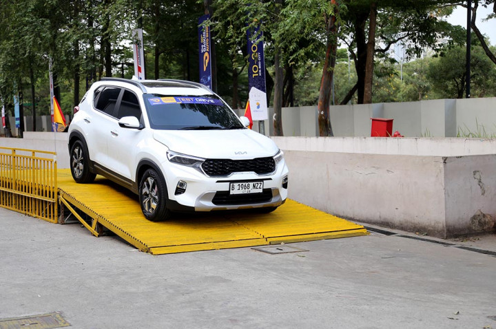 Menjajal Aneka Mobil & Motor Baru di GIIAS 2024