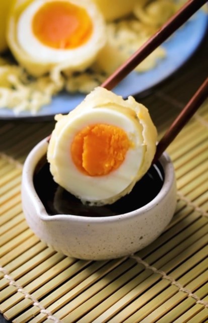 Sajikan telur dengan gaya berbeda, yaitu telur tempura. (Foto: Dok. Endeus TV)