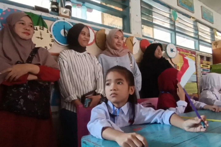Hari Pertama MPLS, Orang Tua Temani Anak Masuk Sekolah