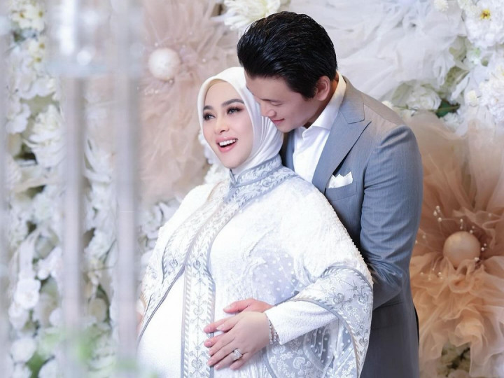 Reino Barack Peluk Manja Syahrini Jelang Kelahiran Anak Pertama