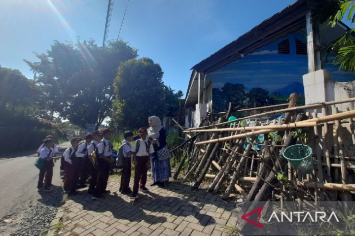 Hari Pertama Masuk Sekolah, SDN Kuranji Serang Masih Disegel Ahli Waris