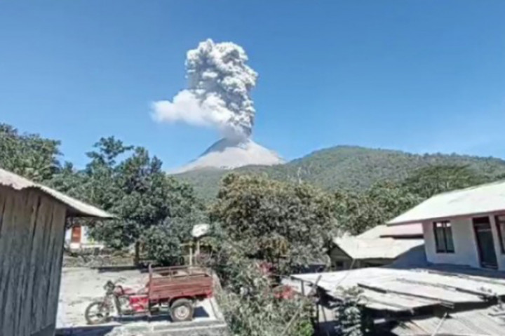 Erupsi Gunung Lewotobi, Aktivitas Bandara di Sikka Lumpuh