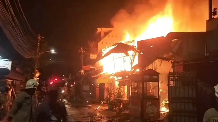 Diduga Akibat Gas Bocor, 4 Kontrakan Ludes Terbakar di Semper