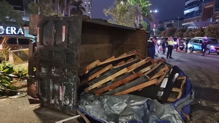 Truk Pengangkut Besi Rem Blong di Turunan, Tabrak Mobil dan Motor