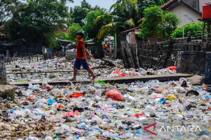 Tumpukan Sampah Tutup Sungai Sepanjang 500 Meter di Serang Banten