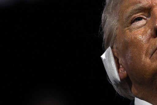 Potret Trump Tampil dengan Telinga Diperban