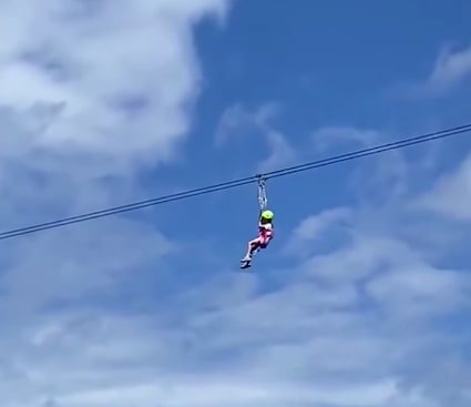 Ngeri! Bocah Perempuan di Bali Bergelantungan di Flying Fox yang Macet