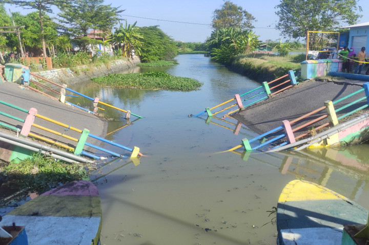 Jembatan Ambrol, Warga Desa Kedungpeluk Terisolir