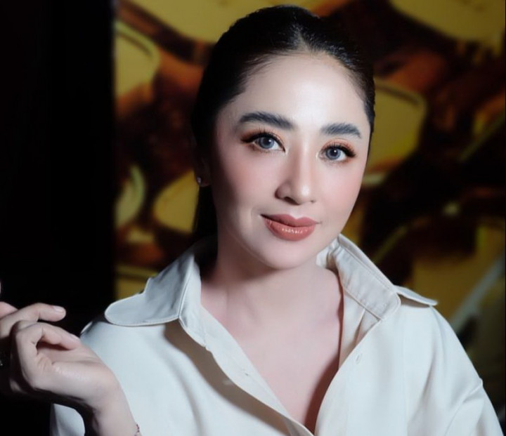 Dewi Perssik Jawab Gosip Pernah Dipacari Ahmad Dhani