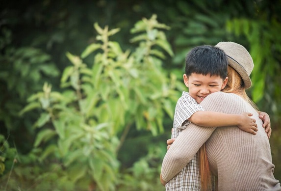 Anak yang sering dipeluk atau merasakan sentuhan fisik dari orang tua juga bisa menjadikan anak saat dewasa memiliki hati yang tenang. Ilustrasi Freepik