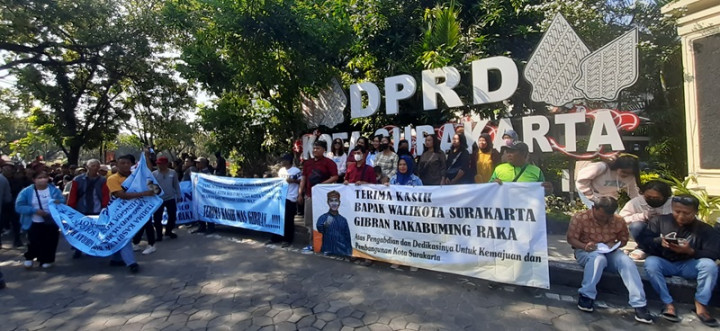 Ratusan Relawan Bolone Mase Datangi Sidang Paripurna Pengunduran Diri Gibran