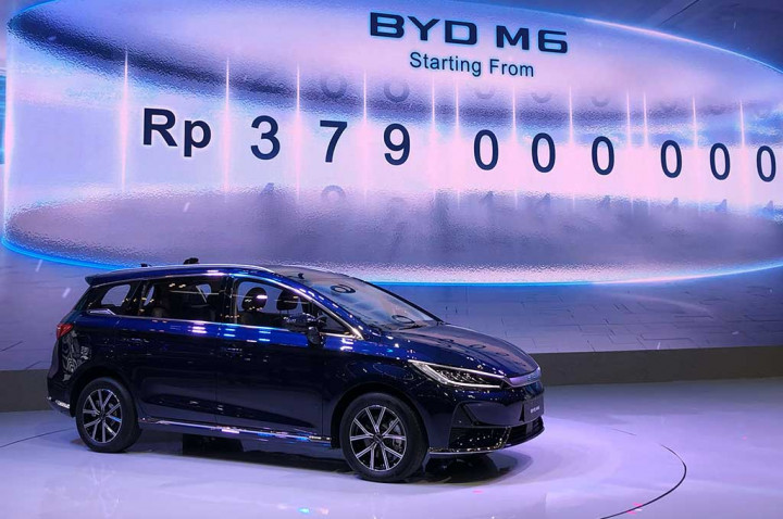 Bikin Kaget, BYD M6 jadi MPV Listrik Perdana Bikin Heboh GIIAS 2024